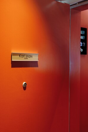 SUITE KARL MARX