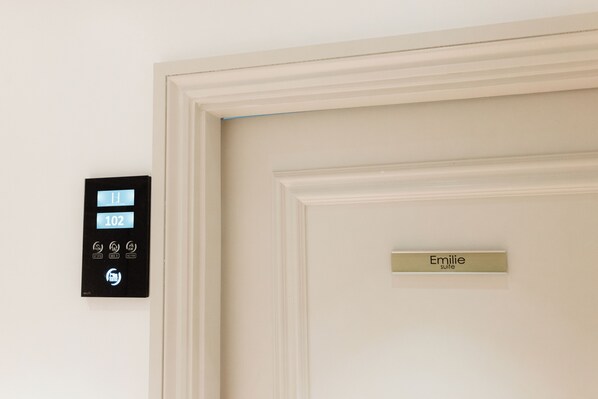 ห้องลักซ์ชัวรี่ (SUITE EMILLE) | มินิบาร์, ห้องเก็บเสียง, Wi-Fi ฟรี, ผ้าปูที่นอน