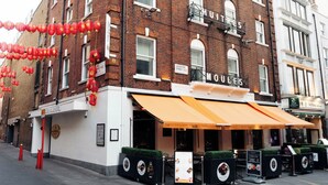 A historic building with a sign reading "MULES" and a restaurant named "HUI TAIHS" on the ground floor. - Leicester House Hotel (London)