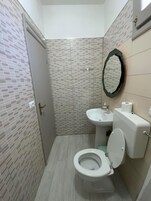 Ducha, secador de pelo, toallas