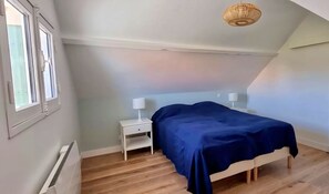4 bedrooms, free WiFi, bed sheets - Villa Soulac Sur Mer. 4 Chambres à 30m de la Plage. Centre Ville 5min à Pied (Soulac-sur-Mer)