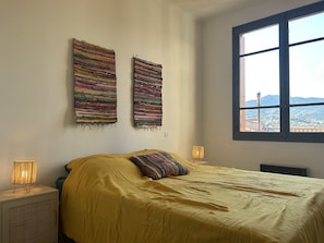 4 habitaciones, escritorio y tabla de planchar con plancha