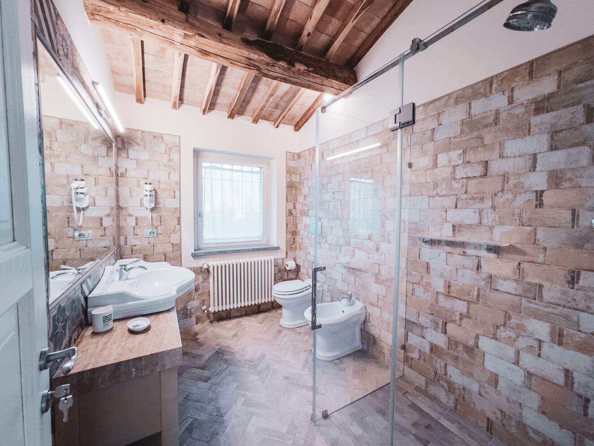 Doccia, bidet, asciugamani