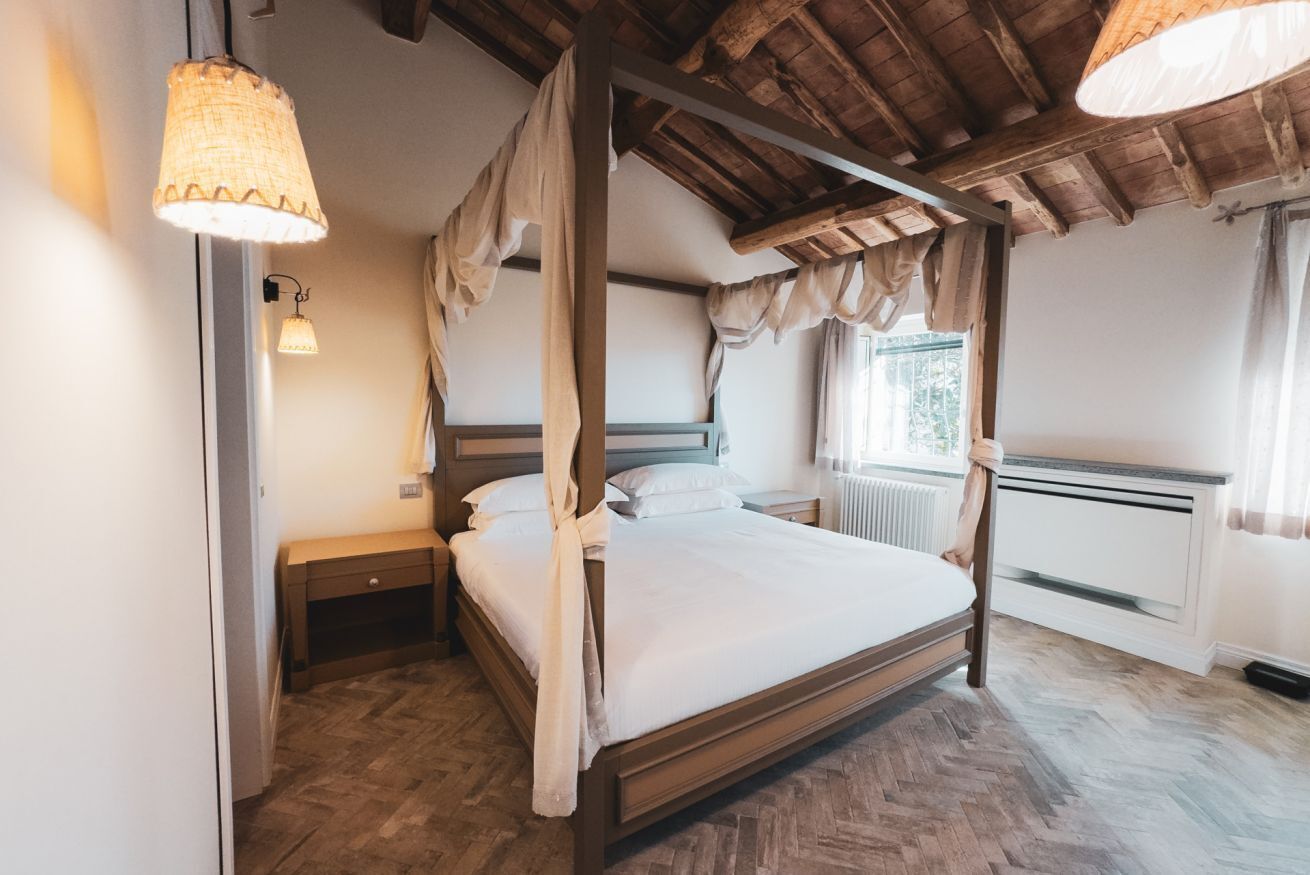 6 bedrooms, iron/ironing board, WiFi, bed sheets