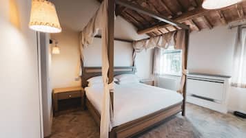 6 bedrooms, iron/ironing board, WiFi, bed sheets
