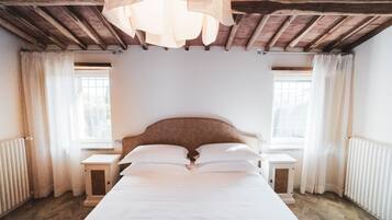 6 bedrooms, iron/ironing board, WiFi, bed sheets