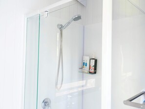 Ducha, secador de pelo, toallas