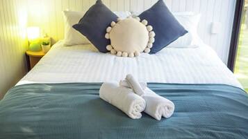 1 bedroom, bed sheets
