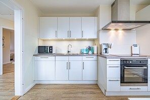 ثلاجة، ميكروويف، فرن، موقد طهي مسطح