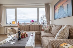 TV, stereo - "Discover Tranquility at the Adlerhorst Apartment in Beautiful Flensburg!" (Flensburg)