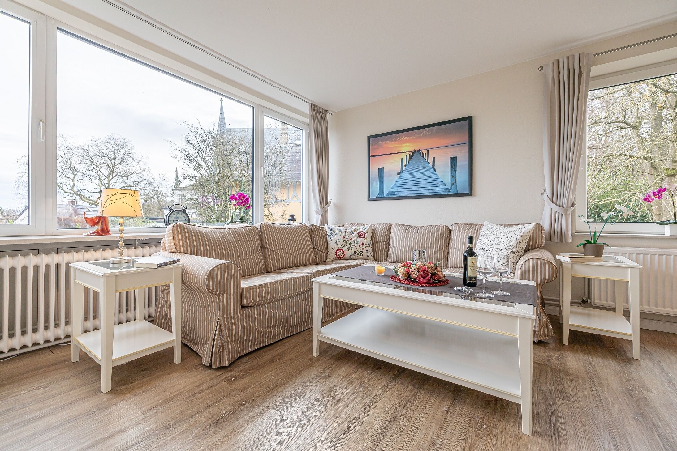 Een televisie en een stereo