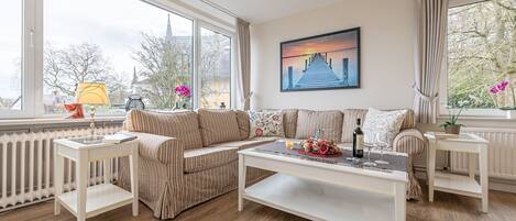 Een televisie en een stereo