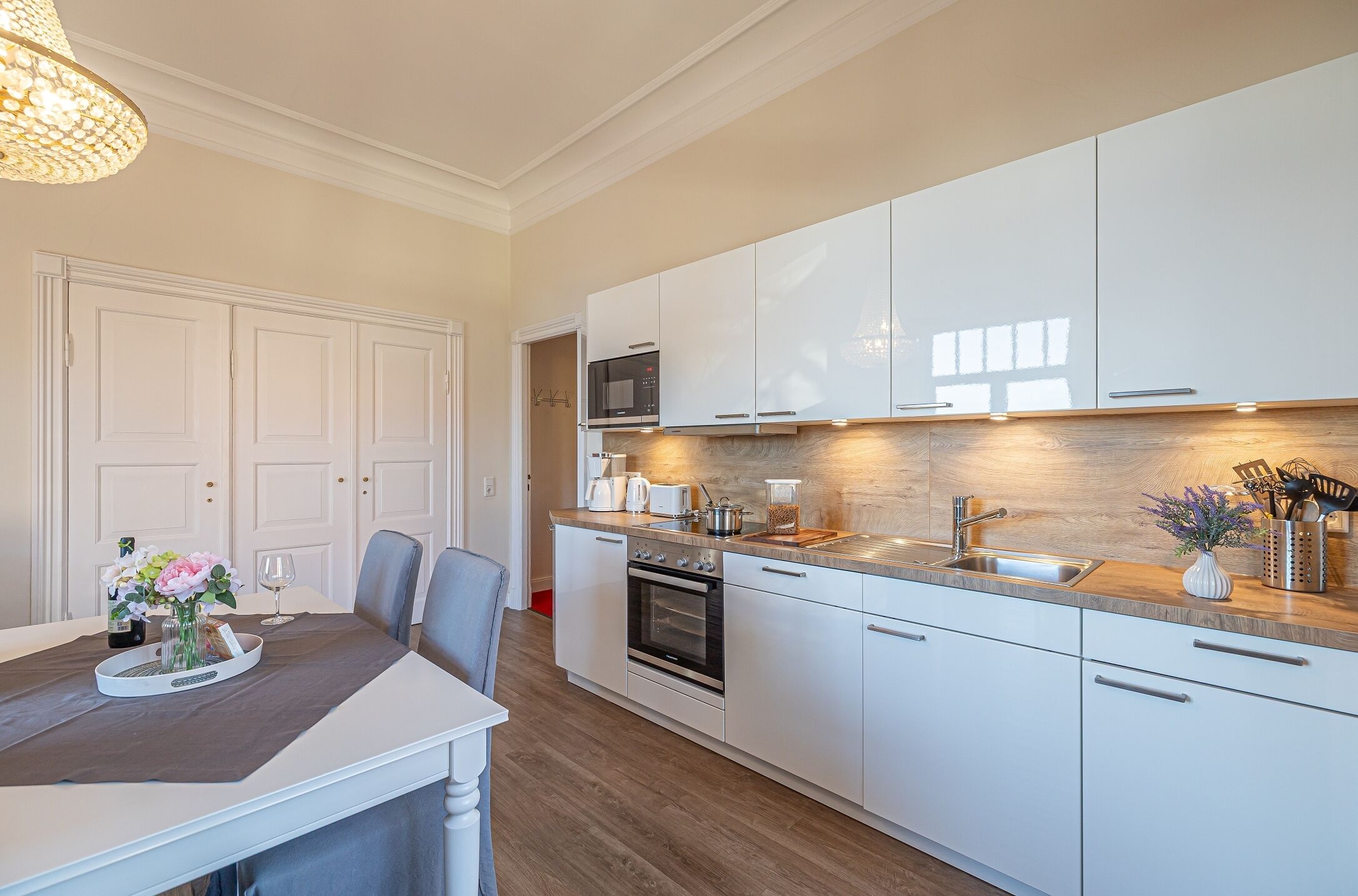 Frigorífico, microondas, horno y placa de cocina