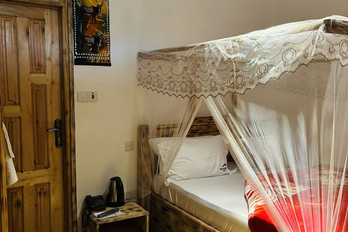 Habitación tradicional, 1 cama individual grande, en la zona del jardín | Escritorio, espacio para trabajar con un portátil, wifi gratis