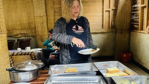 Un buffet proposant une variété de plats et d’ustensiles de service.