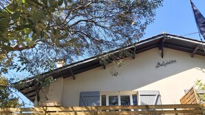 Un edificio con balcón de madera y un letrero que dice "Belvédère".