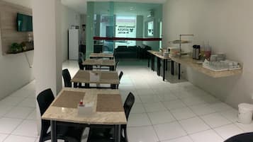 Café da manhã com buffet grátis todos os dias
