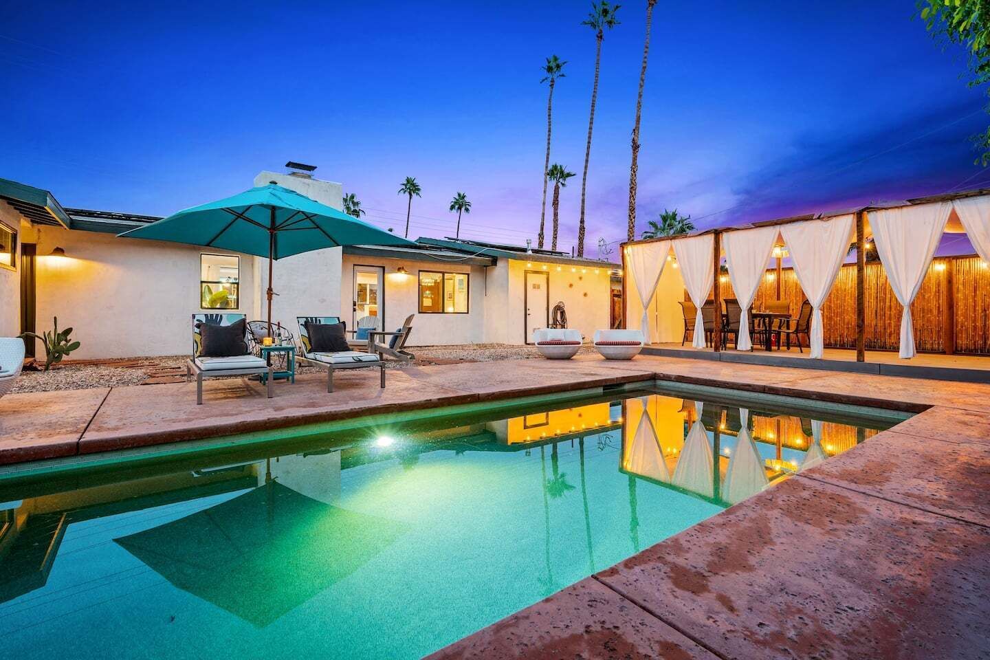 Stylish 3-bed, 2-bath Hacienda near Downtown Palm Springs. Pool, mountain views
