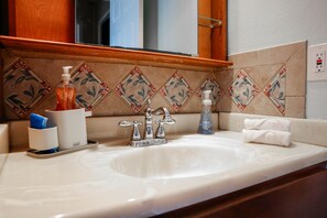 Sèche-cheveux, serviettes fournies