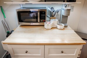 Réfrigérateur, micro-ondes, cafetière/bouilloire, grille-pain