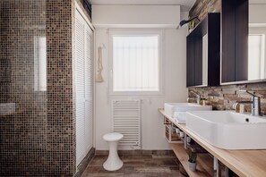 Een douche, een haardroger, handdoeken