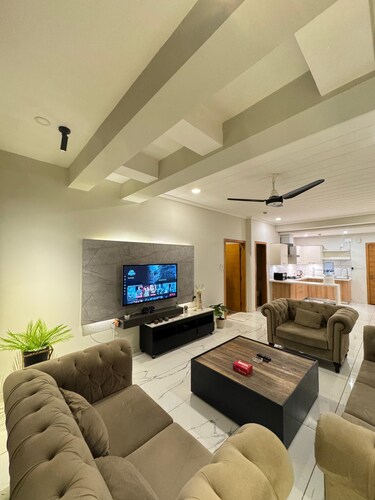 The Walnut: 1BHK Luxury Apt : Self Check-in