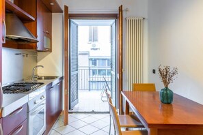 Kühlschrank, Ofen, Herdplatte, Wasserkocher mit Kaffee-/Teezubehör