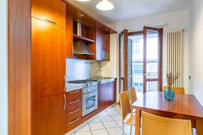 Fridge, oven, stovetop, coffee/tea maker