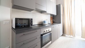 Cafetera y tetera, refrigerador, microondas y horno 