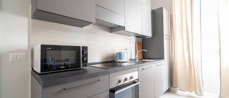 雪櫃、微波爐、焗爐、爐具