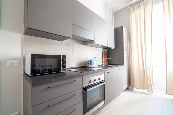 Fridge, microwave, oven, stovetop