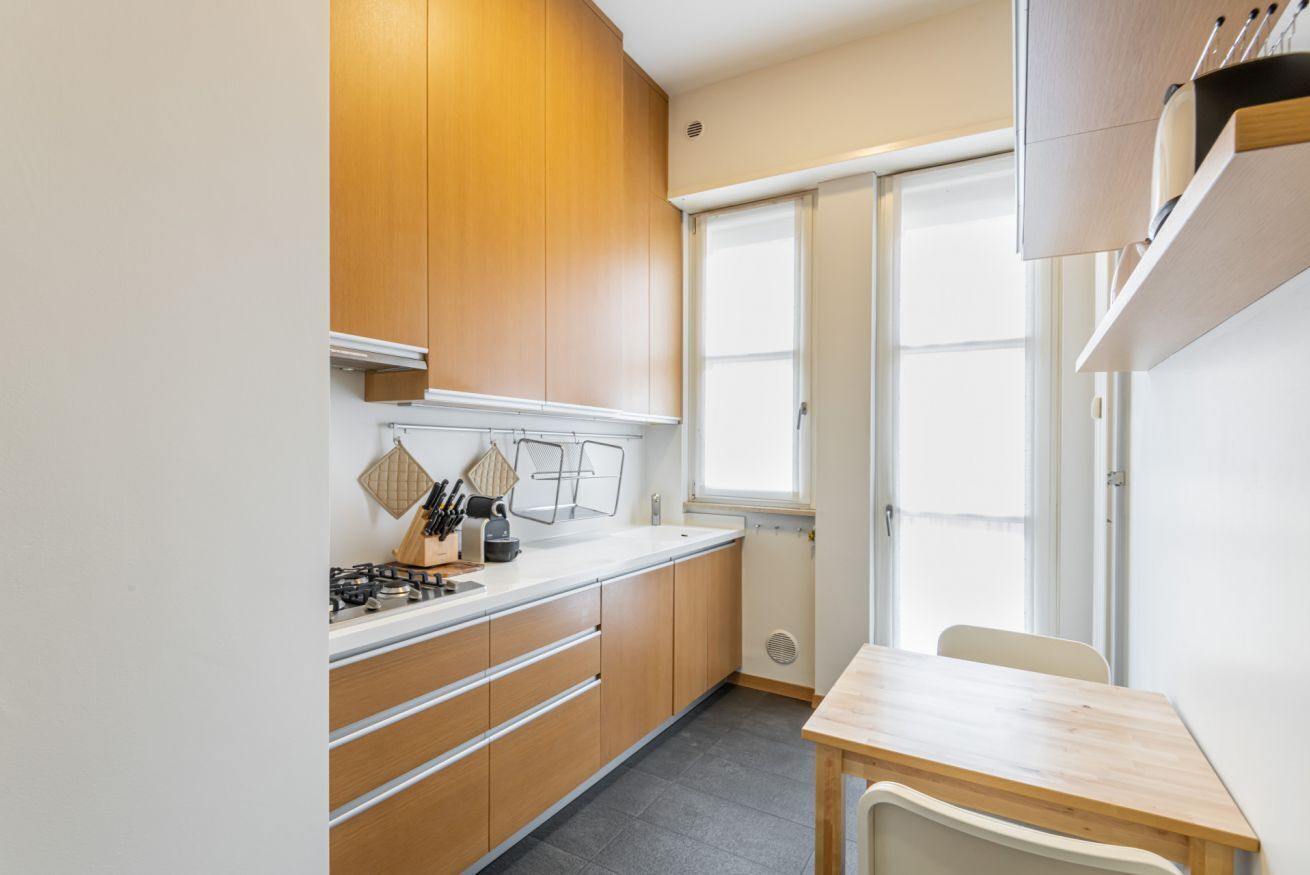 Refrigerador, parrilla de estufa, lavavajillas y cafetera y tetera 