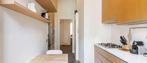 Refrigerador, parrilla de estufa, lavavajillas y cafetera y tetera