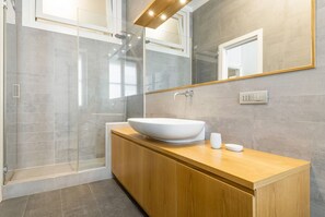 Douche, séchoir à cheveux, bidet, serviettes fournies