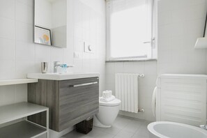 Douche, séchoir à cheveux, bidet, serviettes fournies