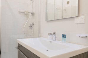 Shower, hair dryer, bidet, towels - Easylife - Cozy residence with balcony (Milano)