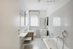 Shower, hair dryer, bidet, towels - Easylife - Cozy residence with balcony (Milano)