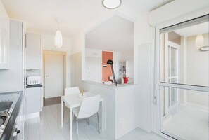 冷蔵庫、電子レンジ、オーブン 、コンロ