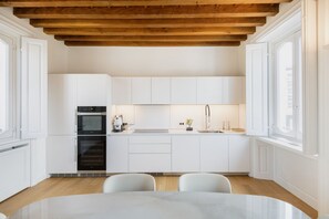 Fridge, oven, stovetop, dishwasher