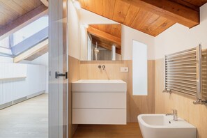 Dusche, Haartrockner, Bidet, Handtücher