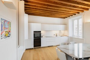 Kühlschrank, Ofen, Herdplatte, Geschirrspüler