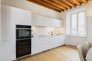 Fridge, oven, stovetop, dishwasher