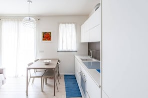 Fridge, oven, stovetop, dishwasher - Easylife - Modern apt with terrace in Paolo Sarpi (Milano)