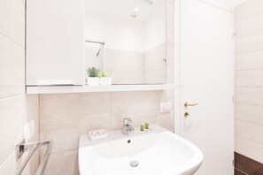 Dusche, Bidet, Handtücher