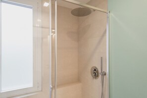 Dusche, Bidet, Handtücher