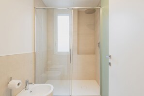 Douche, bidet, serviettes fournies