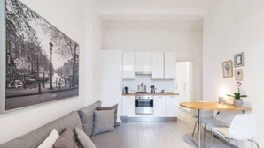Un apartamento moderno con sala de estar, cocina y comedor.