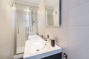 Dusche, Haartrockner, Bidet, Handtücher