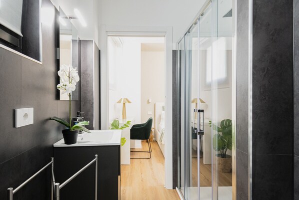 Dusche, Haartrockner, Bidet, Handtücher