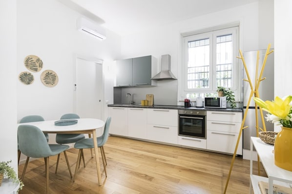 Fridge, microwave, oven, stovetop